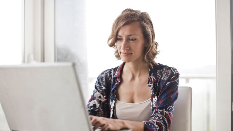 Junge Frau informiert sich am Laptop