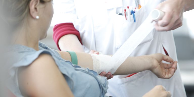 Una donna dona il sangue