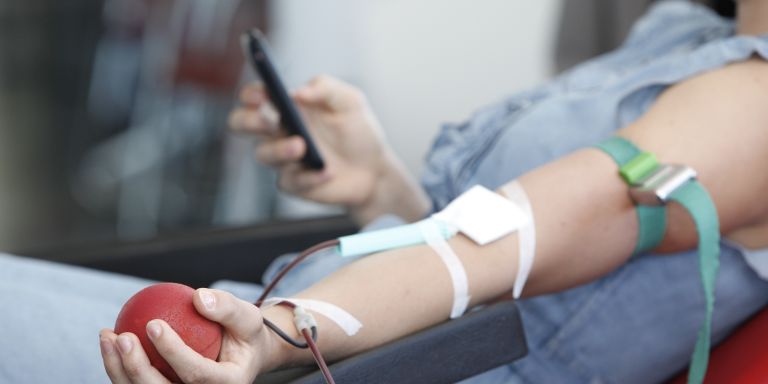 L'immagine mostra il braccio di una donna durante la donazione di sangue.