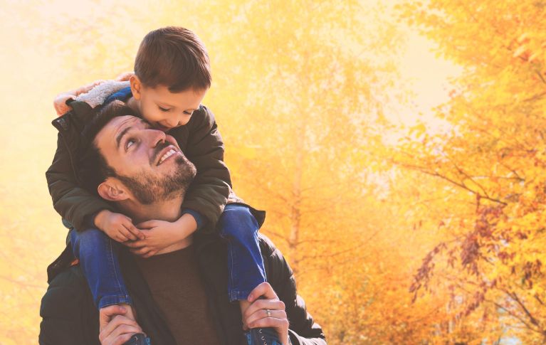 Vater trägt seinen Sohn auf den Schultern