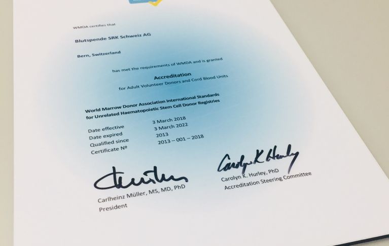 Unterschriebene Urkunde für eine Akkreditierung