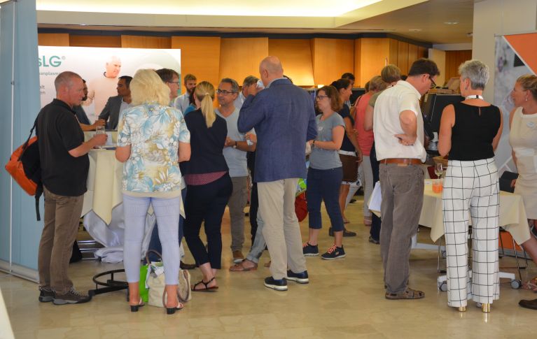 I professionisti raccolgono informazioni presso gli stand espositivi e si confrontano tra loro.