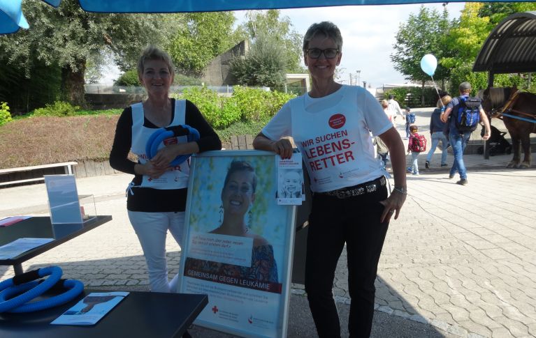 Zwei Frauen von der SNBST informieren über die Blutstammzellspende