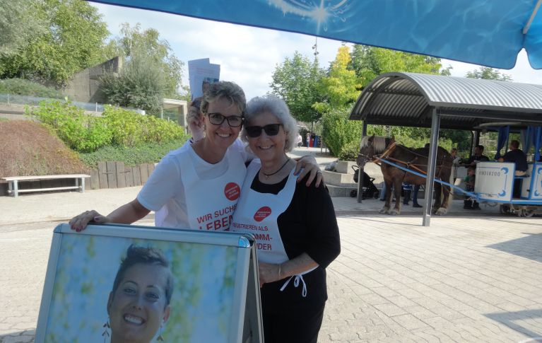 Zwei Frauen von der SNBST werben für die Registrierung als Blutstammzellspender