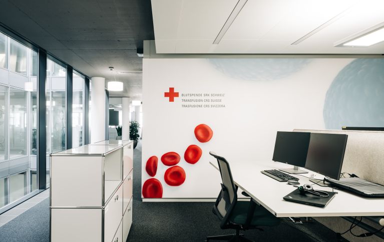 Das Bild zeigt den Eingangsbereich von Blutspende SRK Schweiz